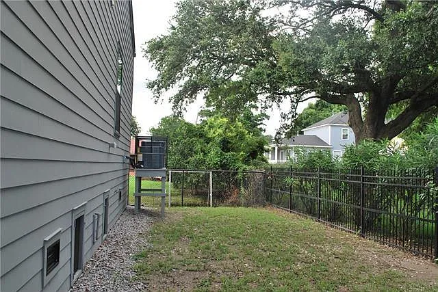 1914 Mardi Gras Blvd — Photo 10