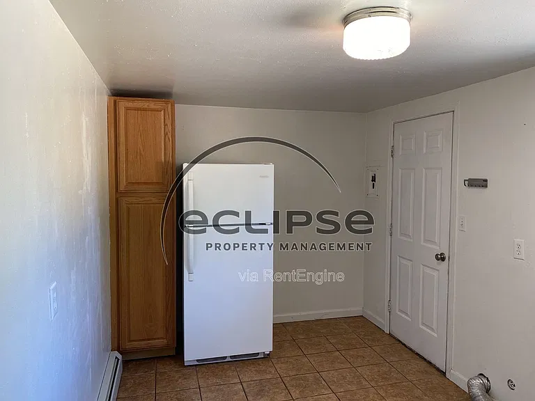 1005 Denver Ave — Photo 4