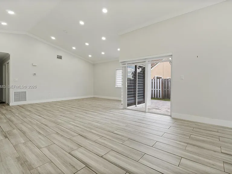 15037 Brighton Ln — Photo 11
