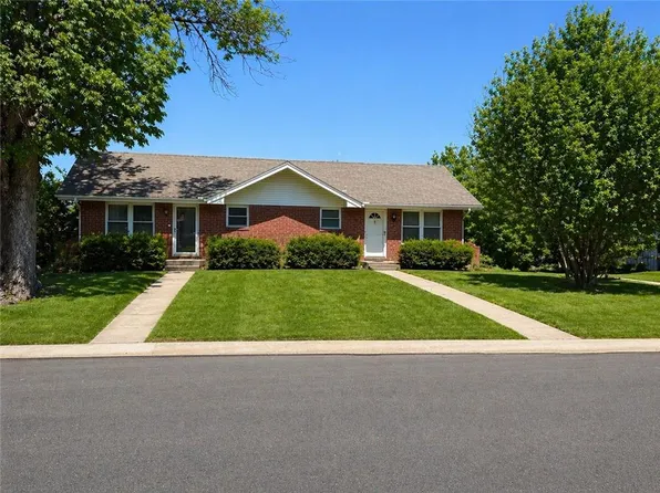 904 SE 3rd Ter, Lees Summit, MO 64063