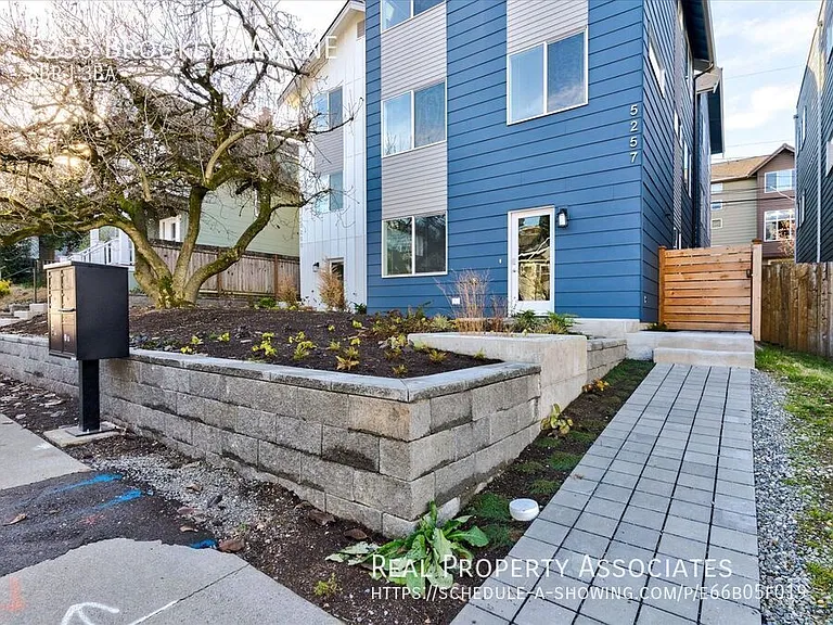 5255 Brooklyn Ave NE — Photo 36