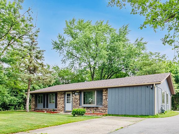 2nd image of 821 S Braintree Dr