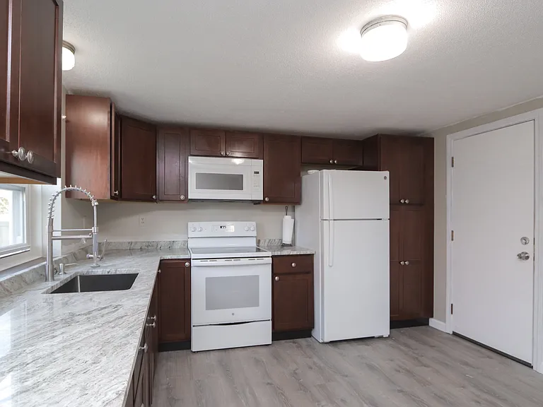 76 Meadow St #D — Photo 1
