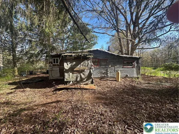 9 School St, Barnesville, PA 18214