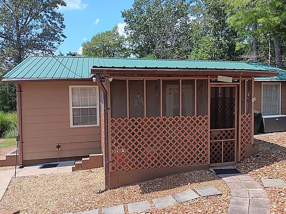 2 bed, 1 bath guest house