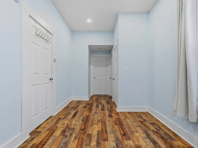 1330 Lexington Ave — Photo 14