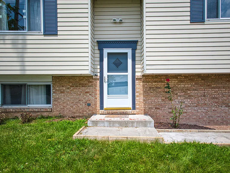 466 Mohican Ave — Photo 3