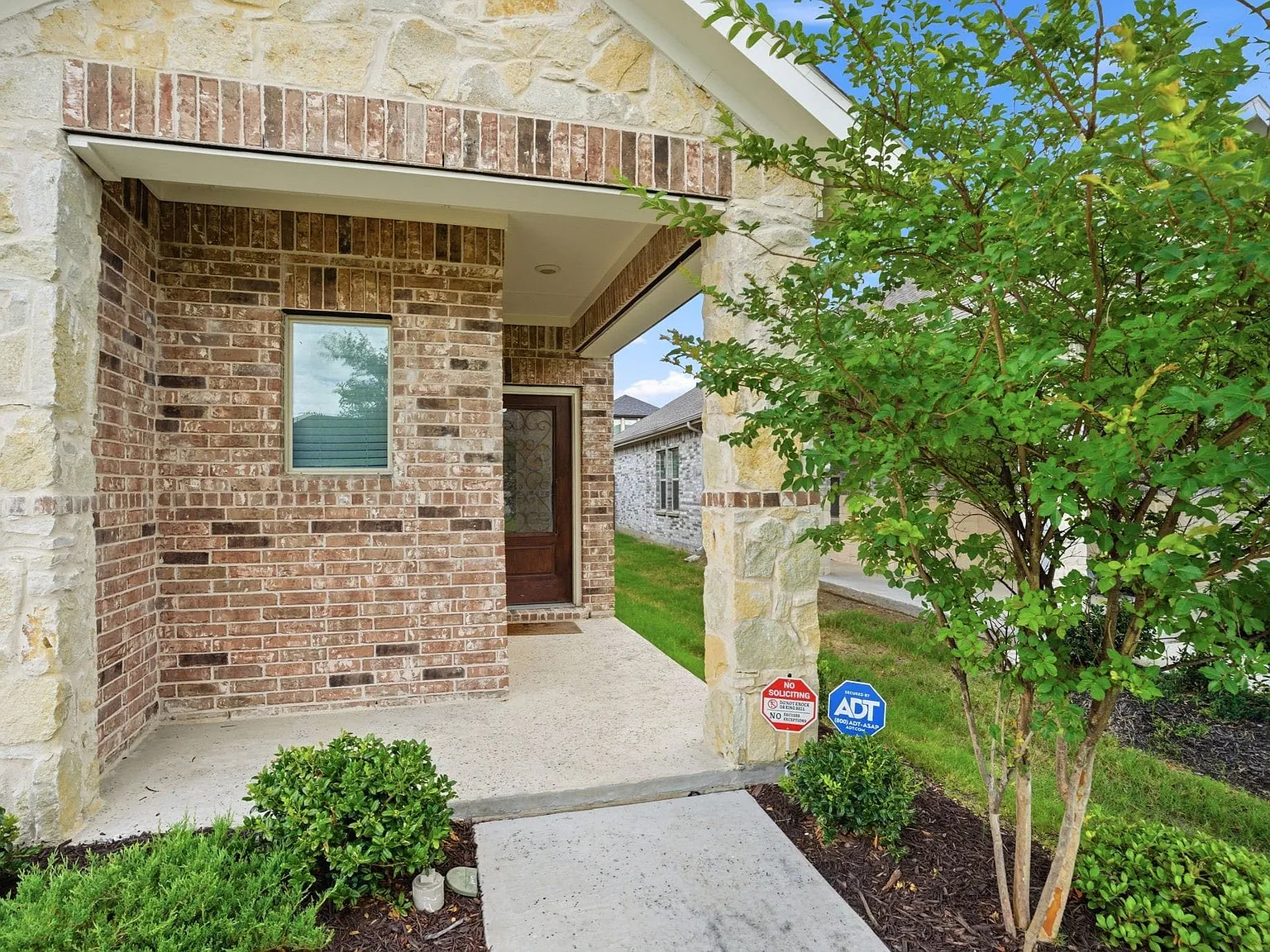 3 bed, 2.0 bath, 1552 sqft, $2,200 — Photo 2