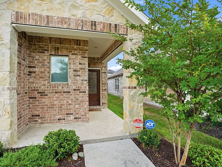 5005 Emerald Hill Dr — Photo 2
