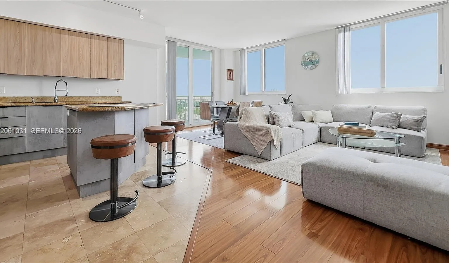 Duo Condominium East — Photo 2