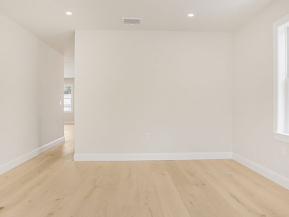 4th image of 36 Floyd St