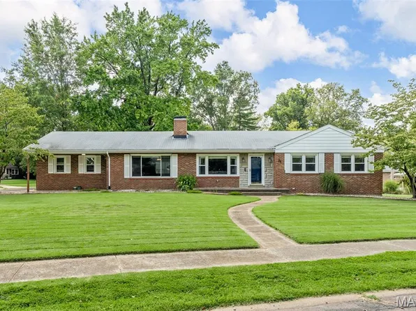 21 Valley Dr, Florissant, MO 63031
