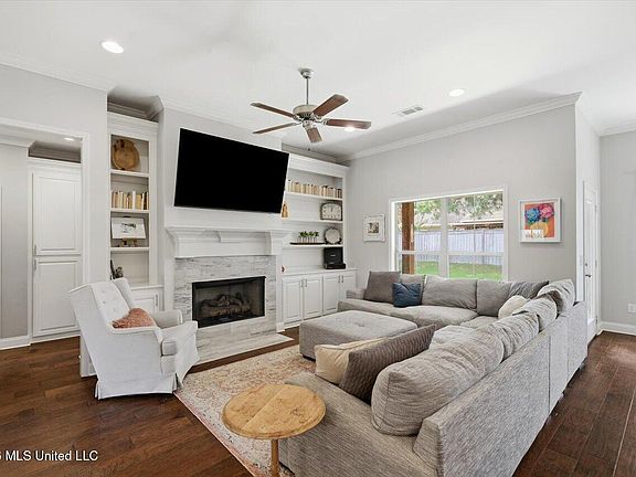 5th image of 109 Hampton Pl