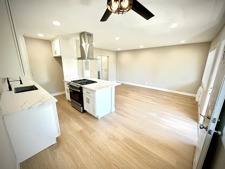 321 N Macneil St — Photo 1