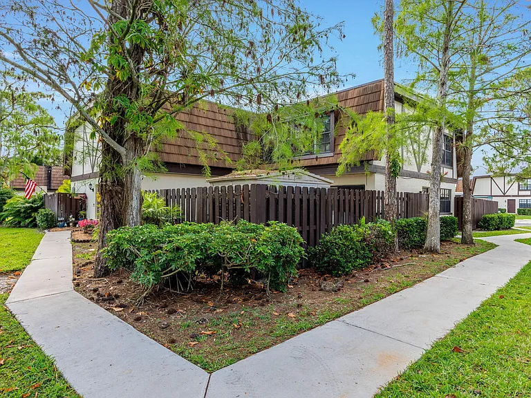 111 Weybridge Cir — Photo 5