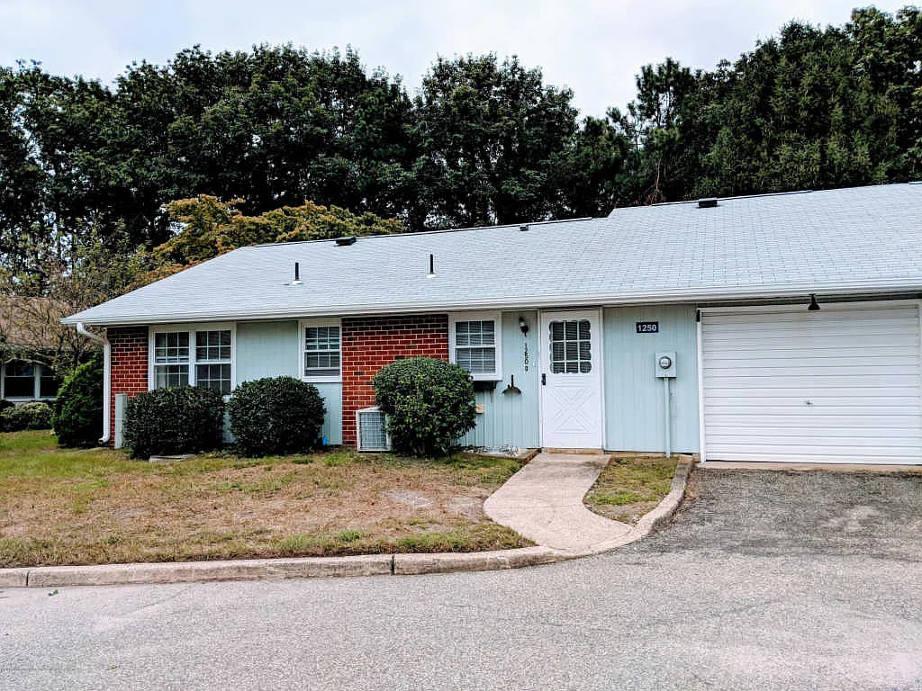 1250D Hamilton Ct photo 1