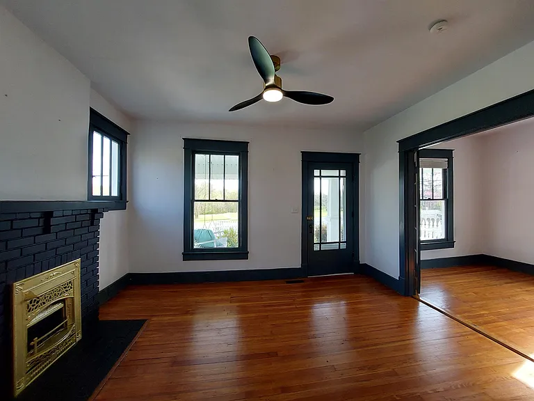 203 Riverside Dr — Photo 5