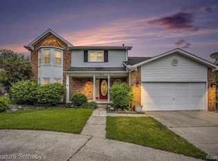 7674 Woodside Pl, Waterford, MI 48327
