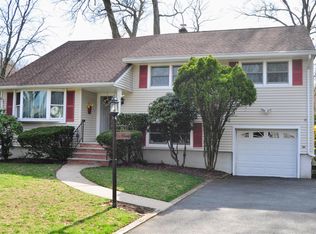 16 Maxine Dr, Morristown, NJ 07960
