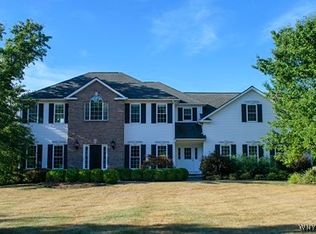 6 Wood Spring Hill Dr, Honeoye Falls, NY 14472