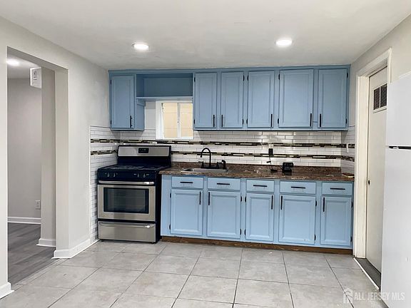4th image of 368 Inslee St