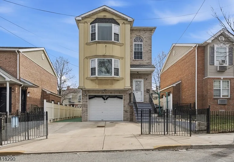 105 Peabody Pl — Photo 1