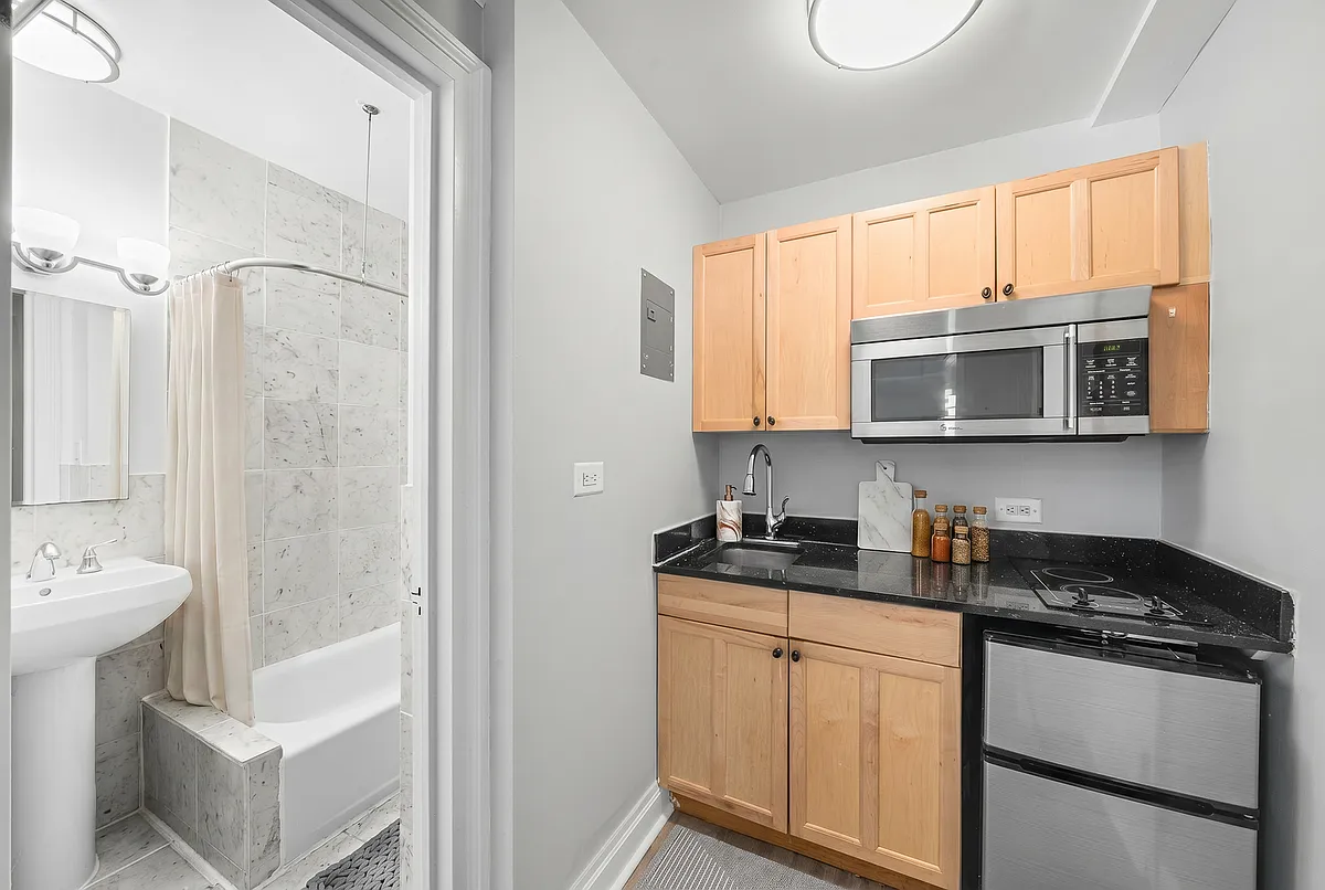 Building Photo - 240 W 73rd St #810
