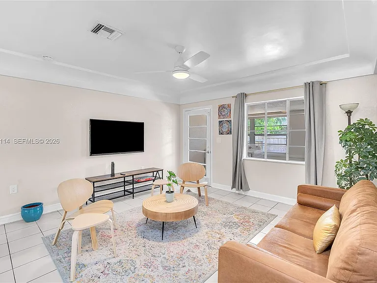 261 SW 15th St #3 — Photo 5