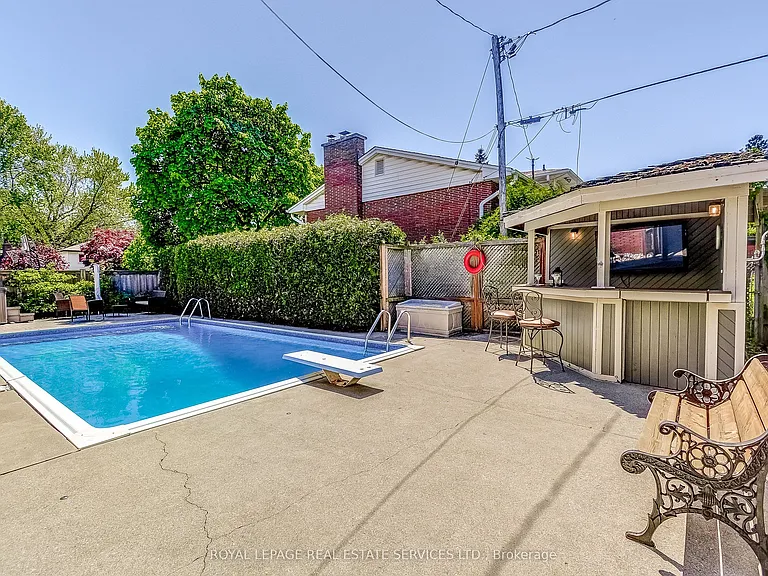 351 Strathcona Dr — Photo 49