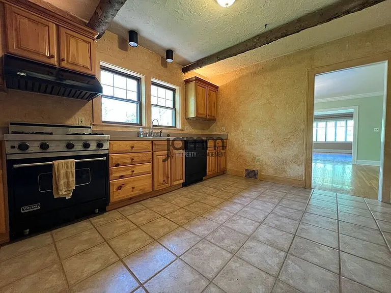 3232 Clarendon Rd — Photo 12