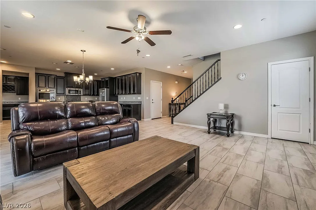 4 bed, 2.5 bath, 2703 sqft, $2,900 — Photo 2