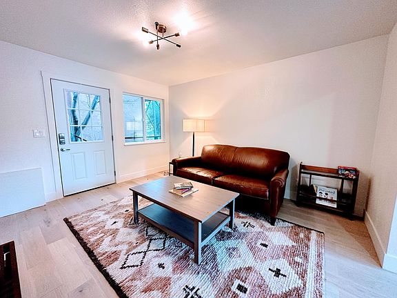 5th image of 3877 Greenwood Ave #B