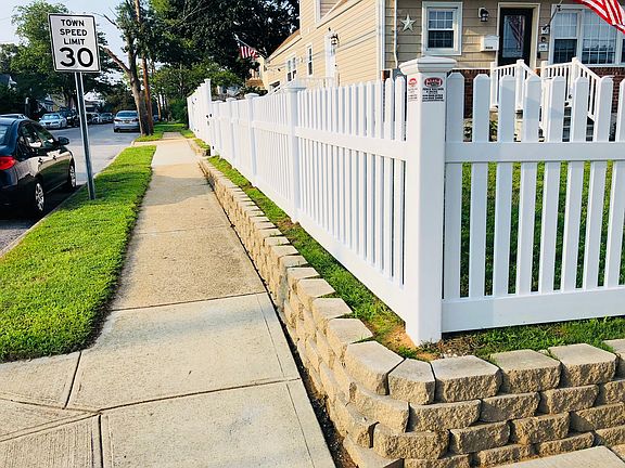 New Beautiful Fenced Yard