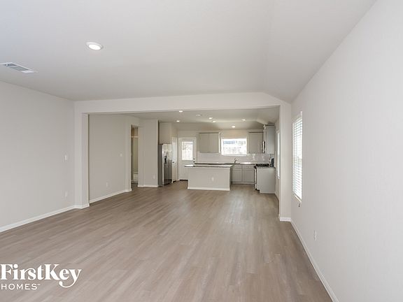3rd image of 1826 Morse St