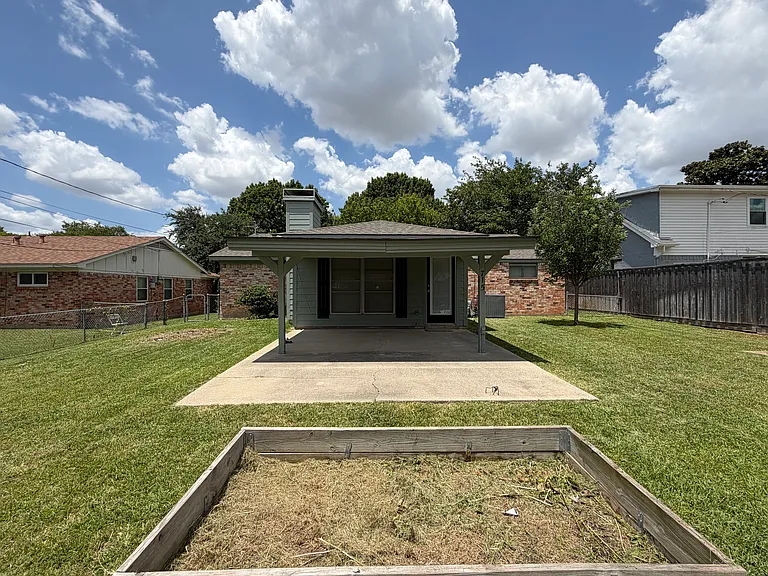 715 Kindred Ln — Photo 35