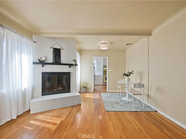2121 N Screenland Dr — Photo 8