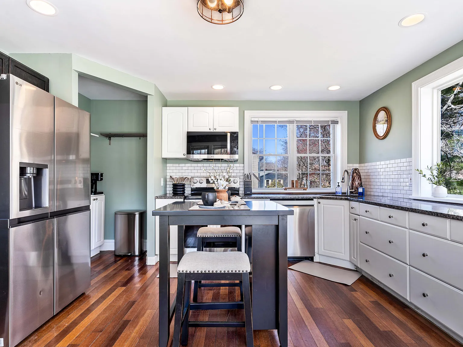 3 bed, 1.5 bath, 1500 sqft, $3,250 — Photo 3