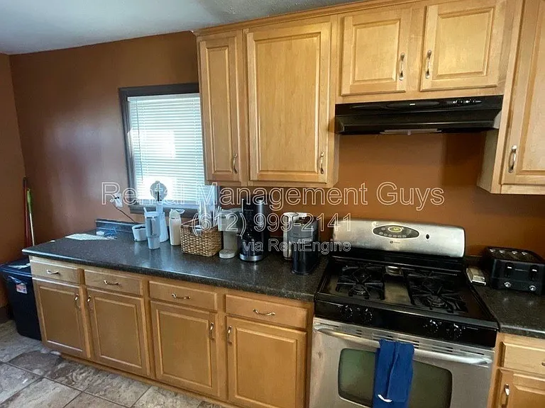1936 Roblyn Ave — Photo 2