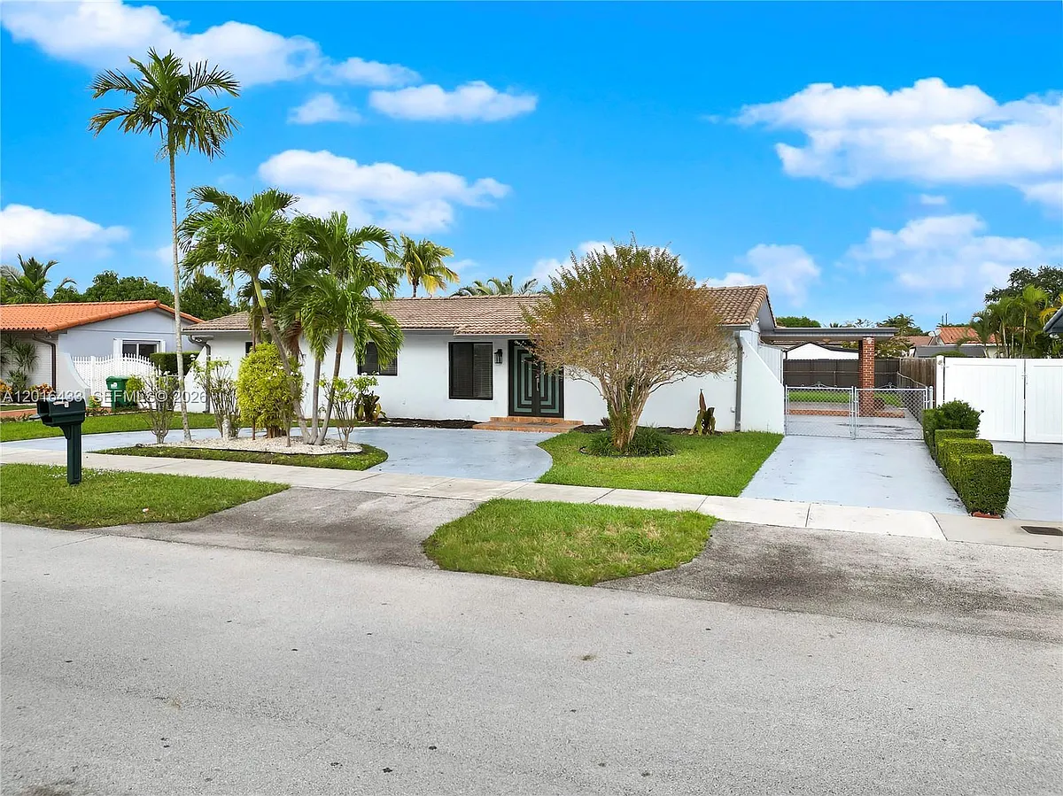 Photo 1 of 14 - 10731 SW 28th St - Miami, FL Primary Photo - 10731 SW 28th St