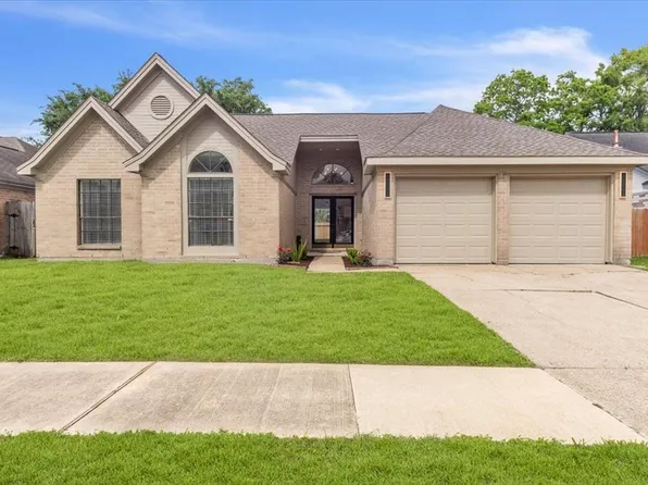 1042 Saint John Dr, Pearland, TX 77584