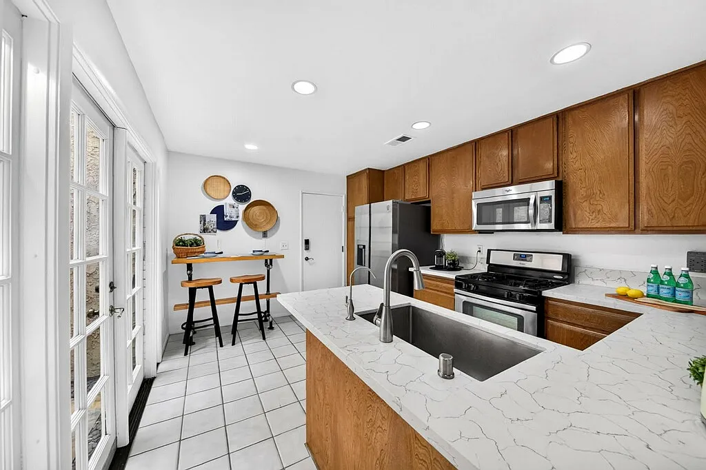 2 bed, 1284 sqft, $3,250 — Photo 3