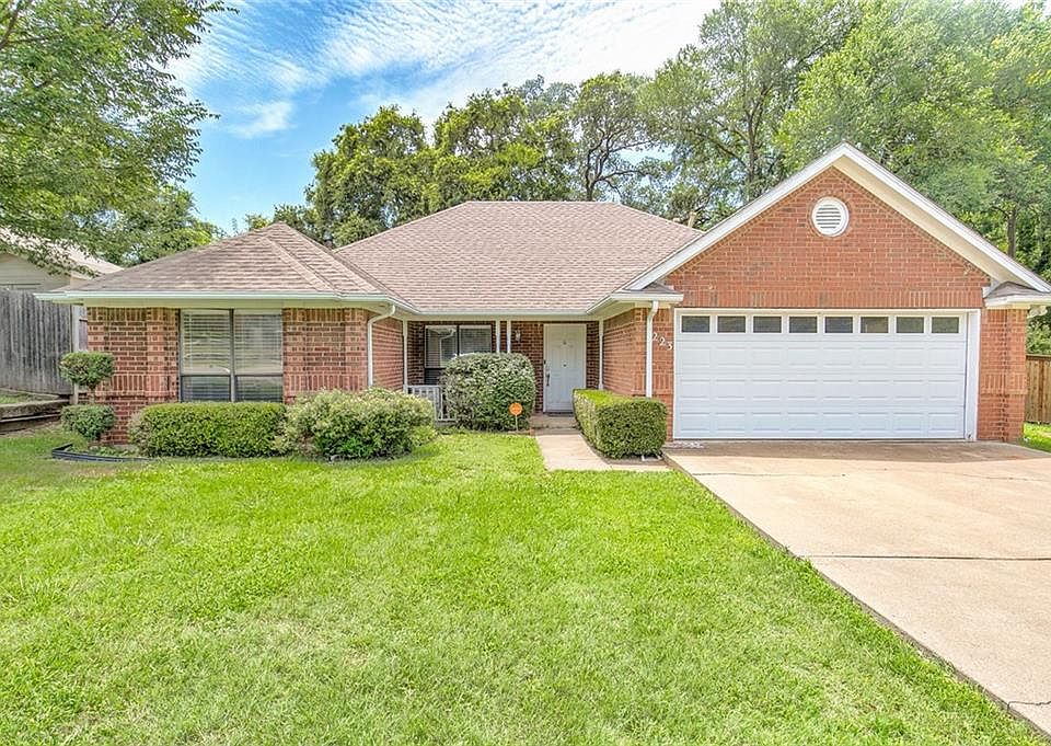 1st image of 223 Camelot Dr