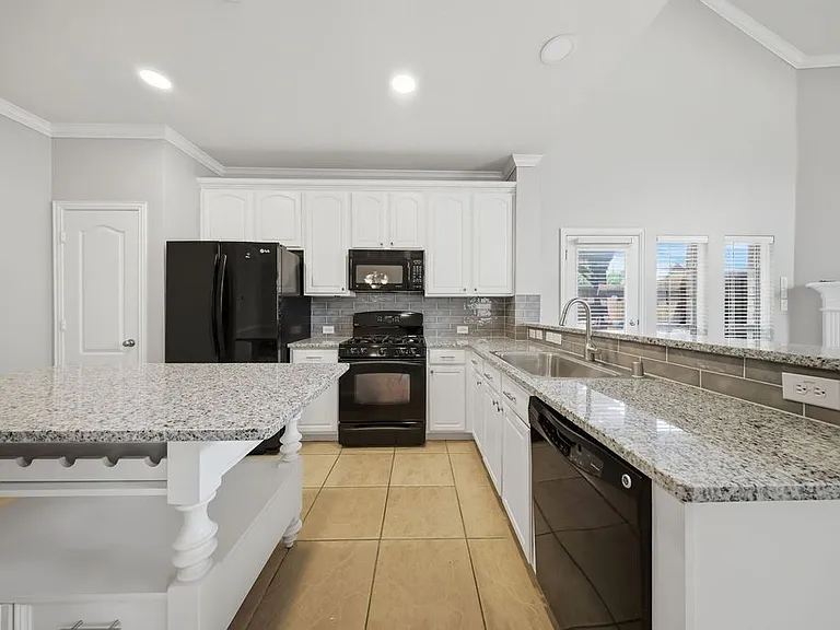 2140 Walnut Square Dr — Photo 4