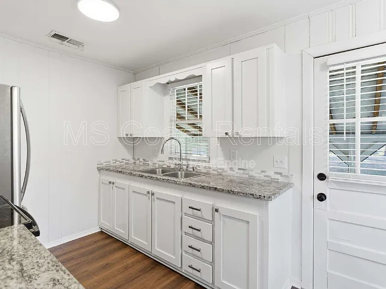 20 Martha Ave — Photo 10