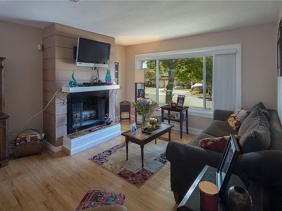 4th image of 405 Flamingo Cir