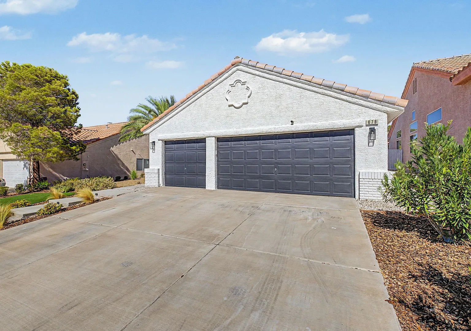 Gorgeous remodeled single story home in Henderson with 3 car garage! — Photo 2