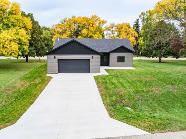 313 NE 1st St, Rothsay, MN 56579