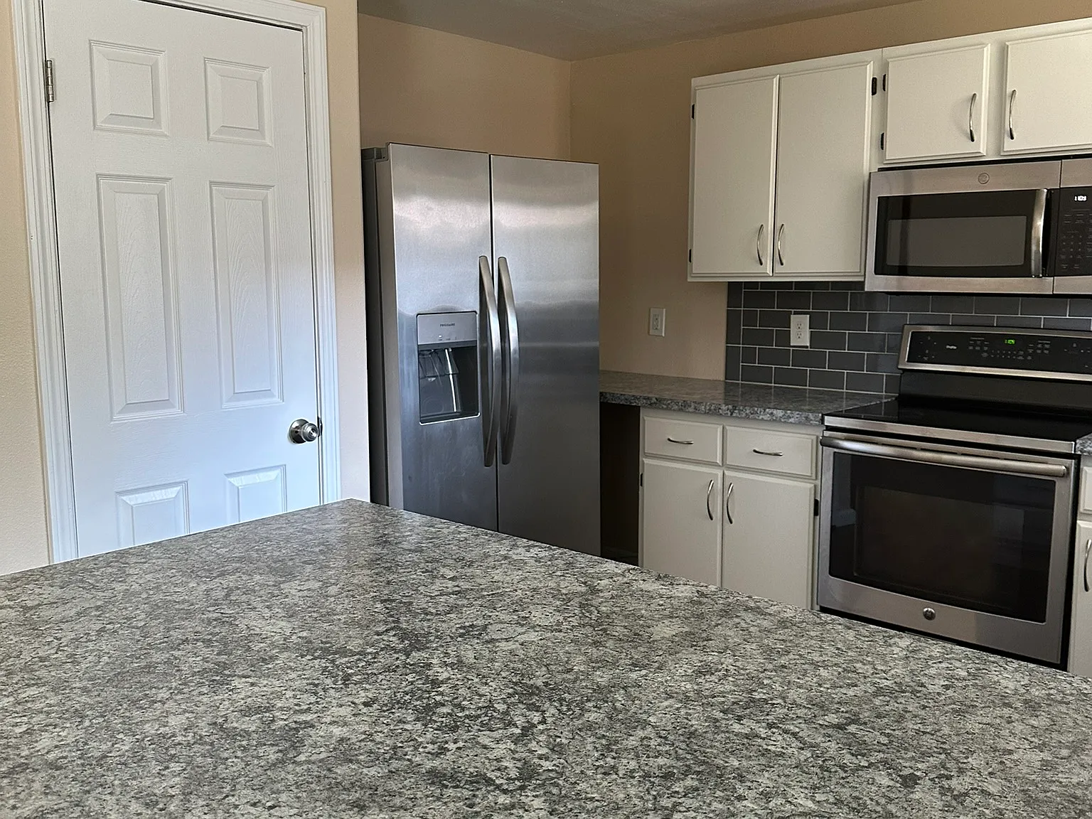 4 bed, 2341 sqft, $3,100 — Photo 3