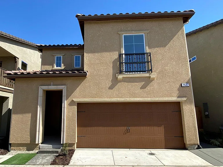 2537 Mustang Dr — Photo 1