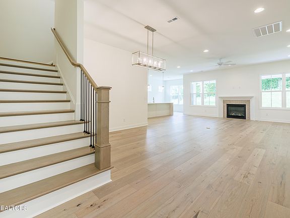 5th image of 179 Clover Cir